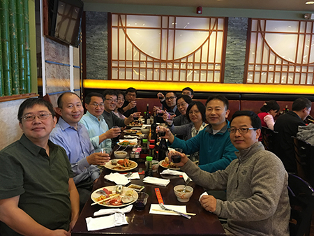 下届SAPA会长刘建博士（左），JDB电子新泽西客户总监王建锋博士（右5）等专家举杯庆佳节