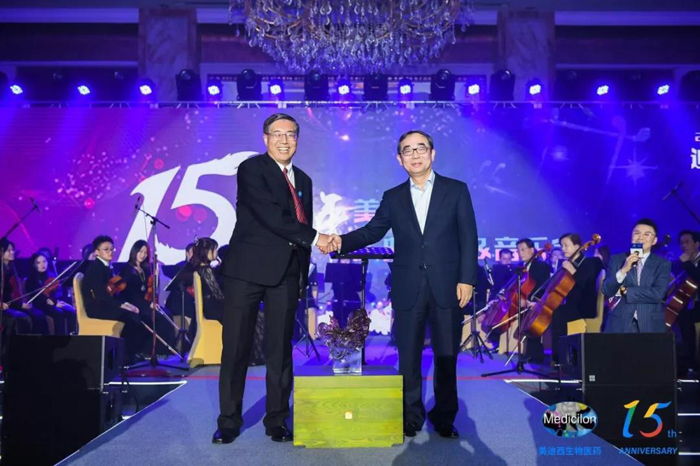 JDB电子CEO陈春麟（左）与恒瑞集团董事长孙飘扬（右）合影