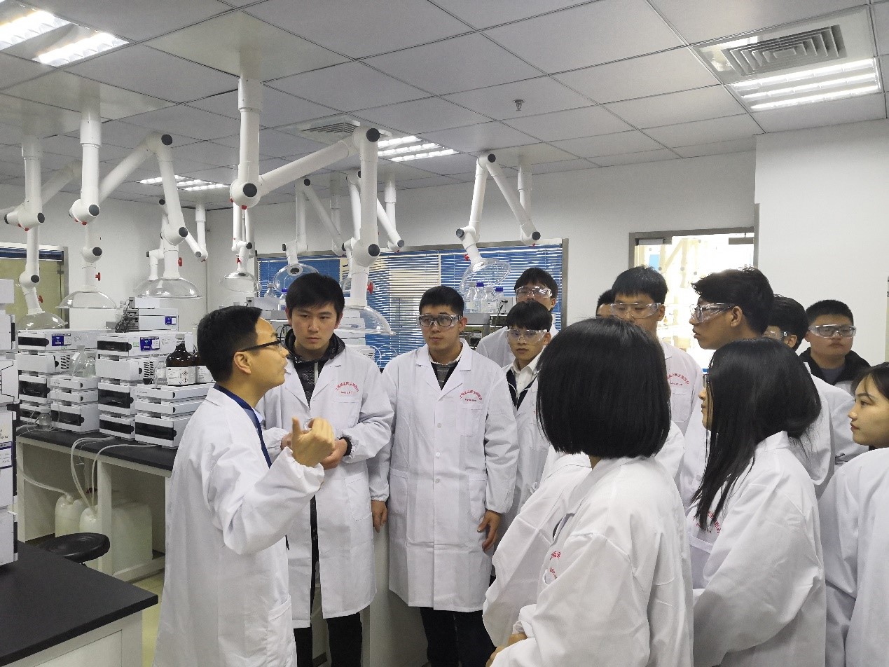 走进JDB电子，与学子共话成长