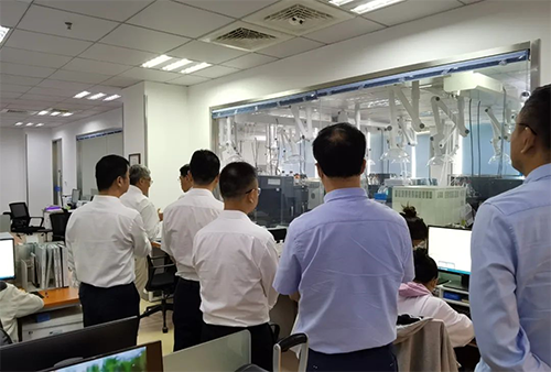 陈博士携带杨副市长一行人参观了JDB电子规范化的先进尝试室，解说了药物临床前的研发和IND申报流程。