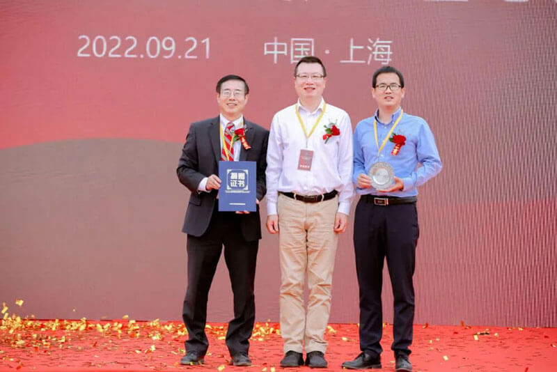 上海大学副校长汪幼帆回赠证书和留想牌.jpg